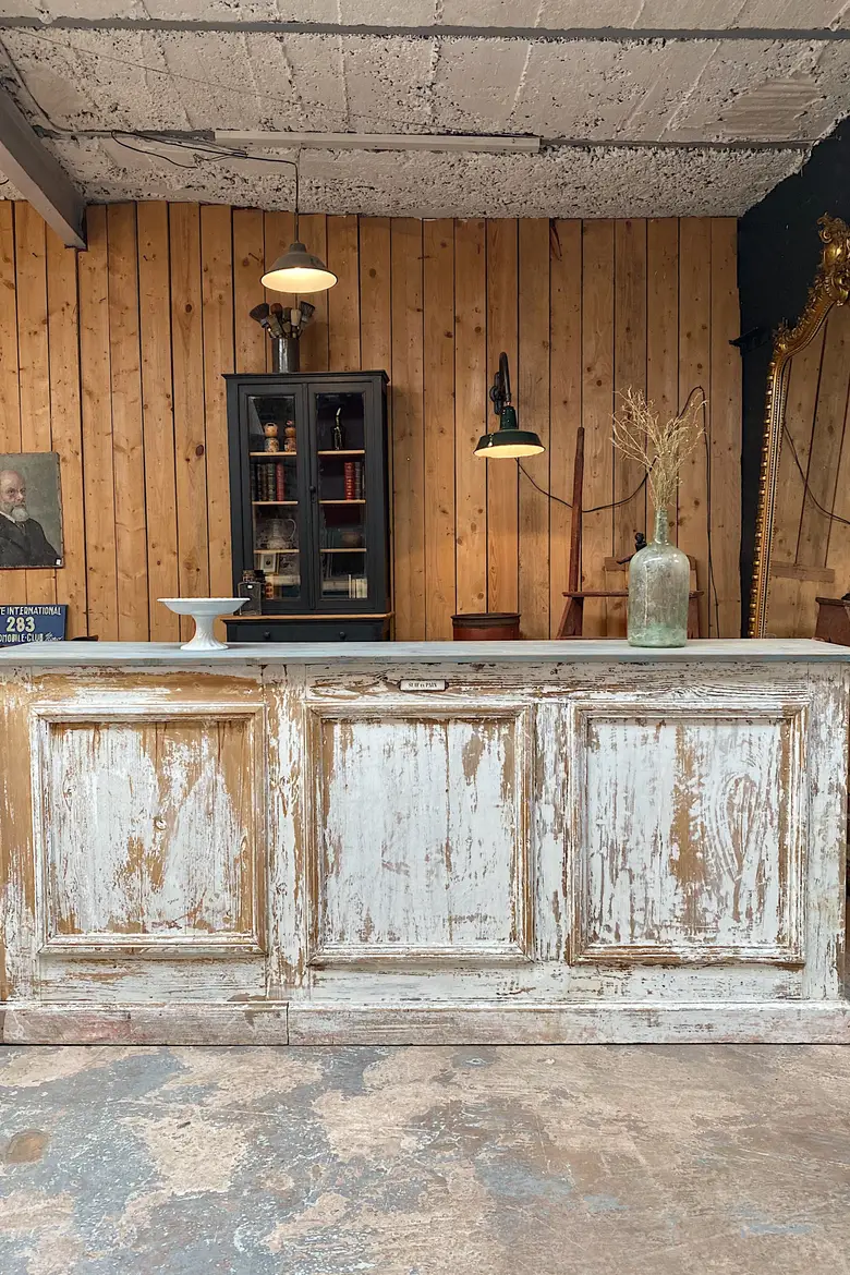 Ancien comptoir de commerce en bois Début XXème