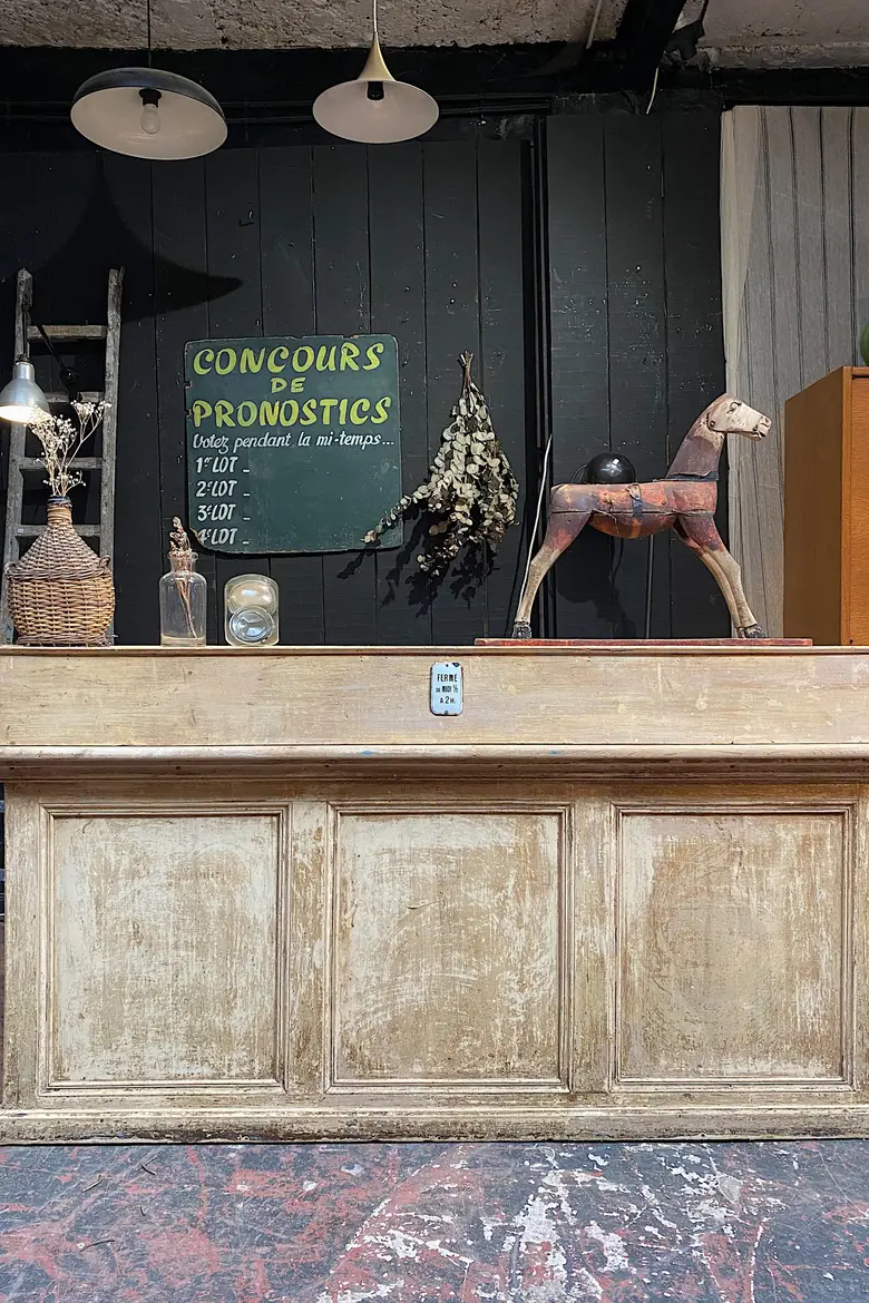 Ancien comptoir de commerce en bois Début XXème