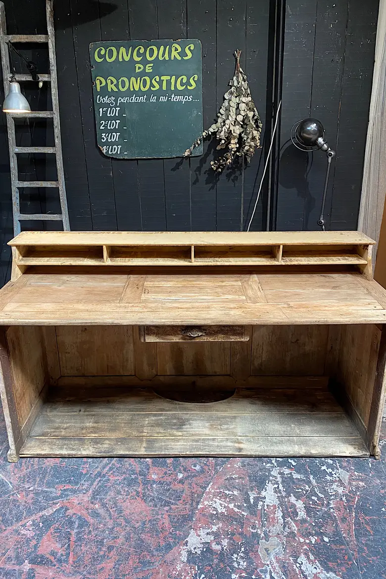 Ancien comptoir de commerce en bois Début XXème