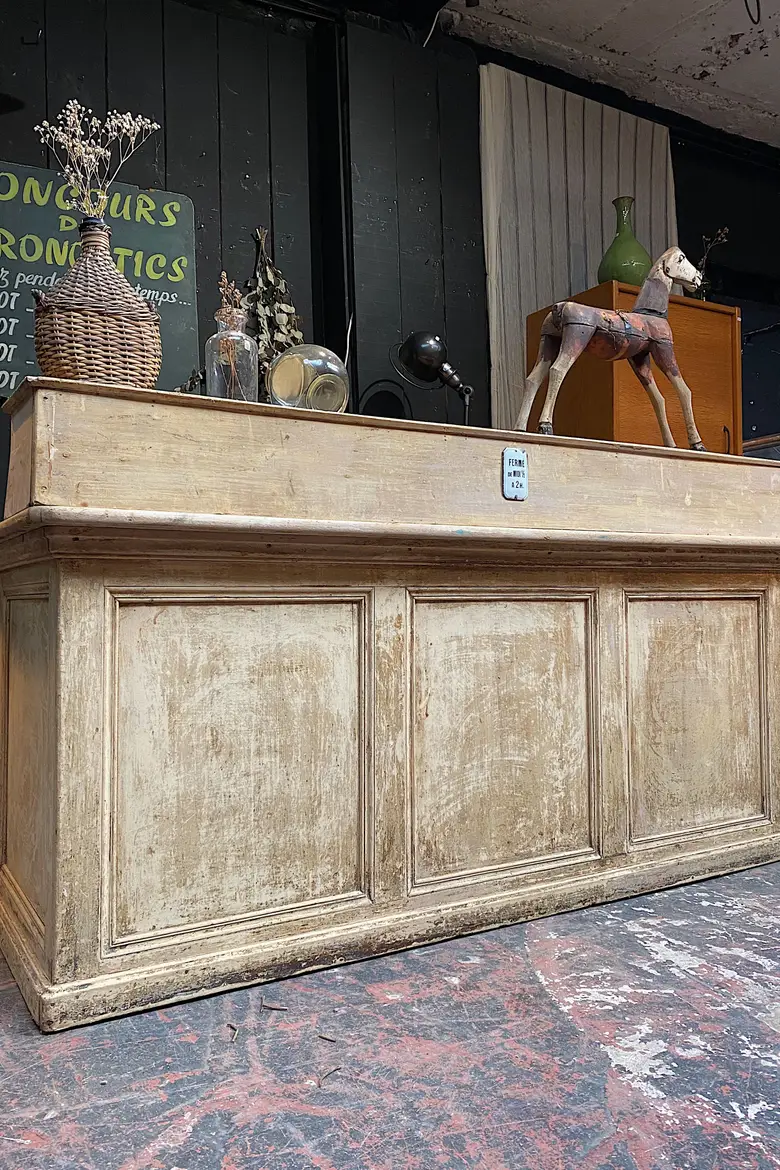 Ancien comptoir de commerce en bois Début XXème