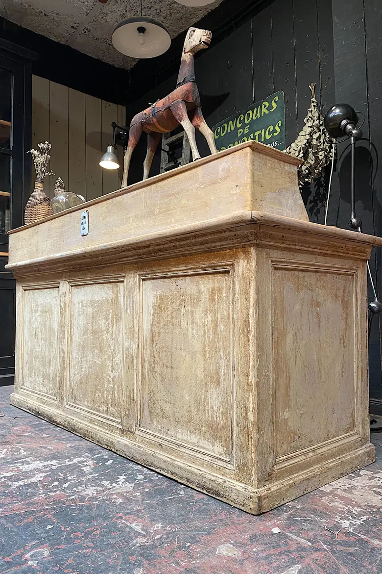 Ancien comptoir de commerce en bois Début XXème