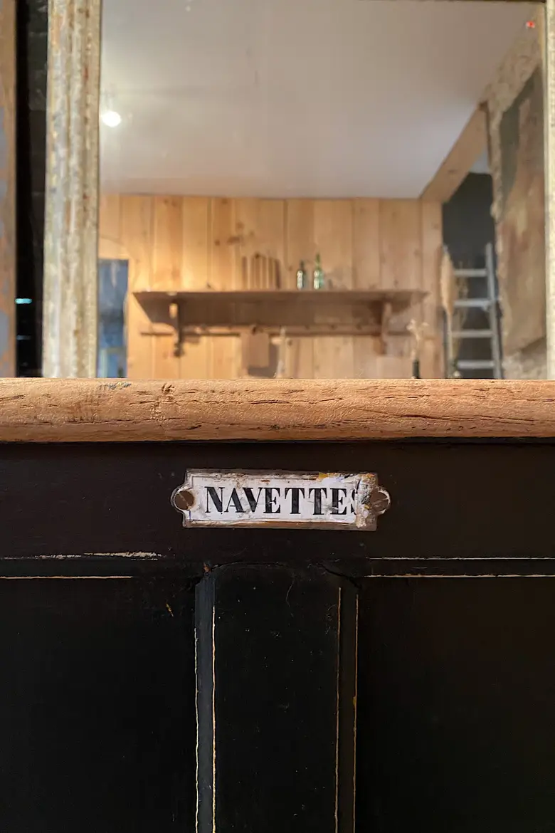 Ancien comptoir de commerce en bois Début XXème