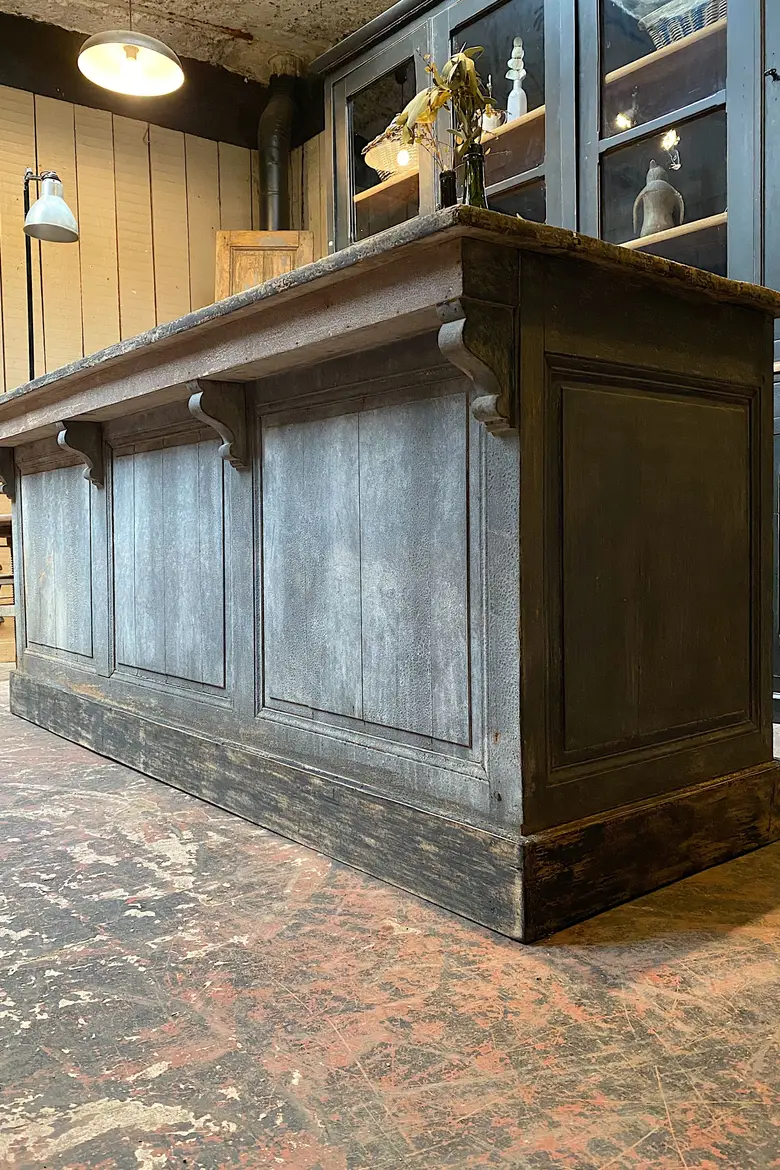 Ancien comptoir de commerce en bois Début XXème
