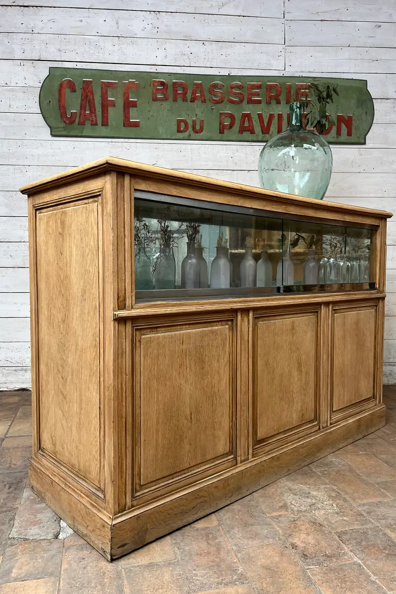 Ancien comptoir de commerce en chêne