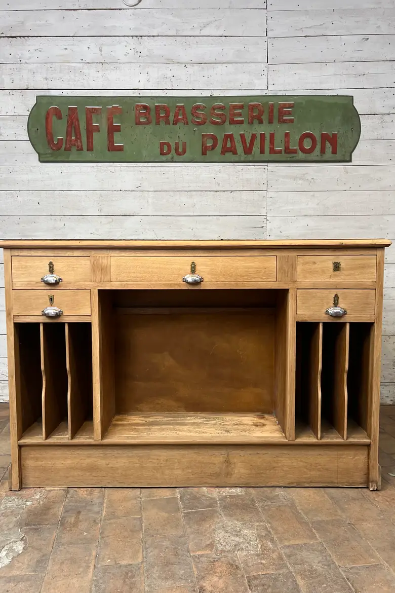Ancien comptoir de commerce en chêne