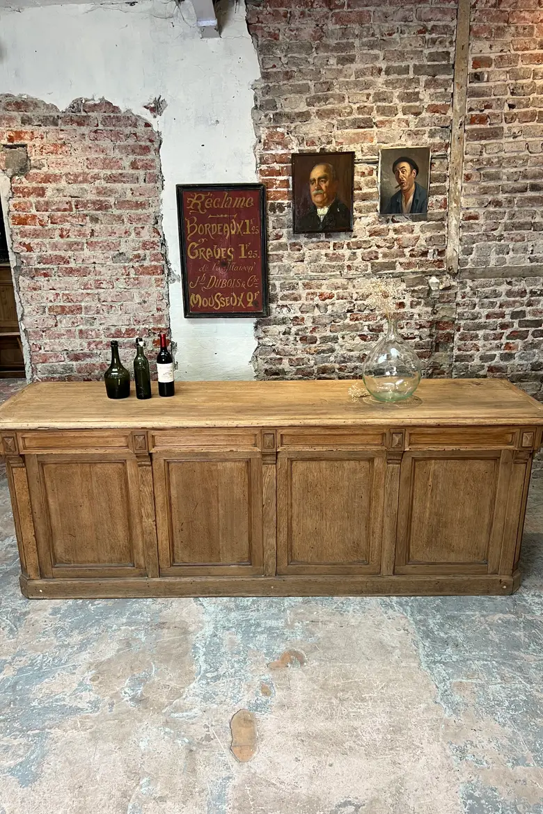 Ancien comptoir de commerce en chêne