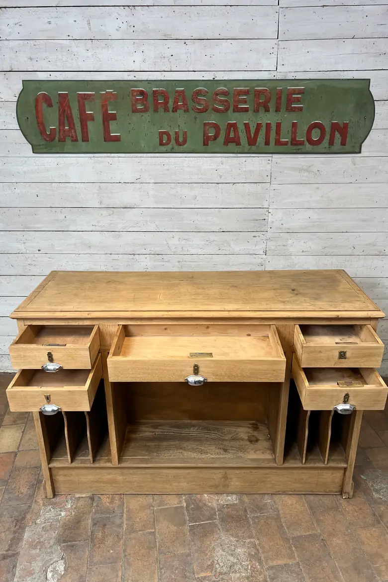 Ancien comptoir de commerce en chêne