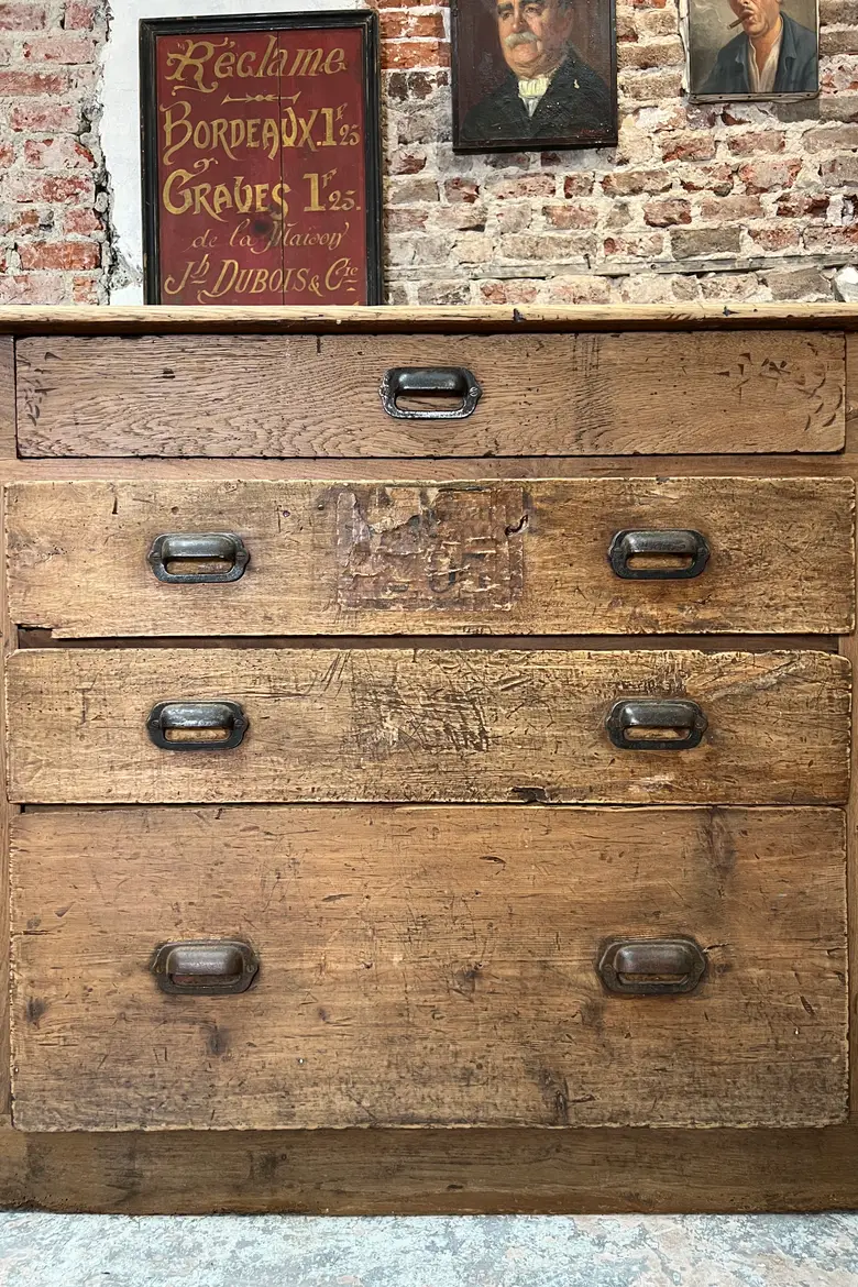 Ancien comptoir de commerce en chêne