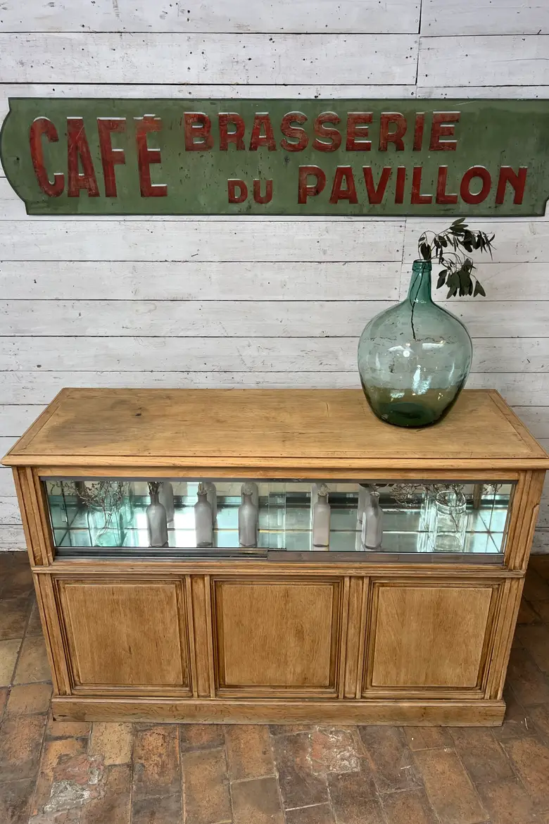 Ancien comptoir de commerce en chêne