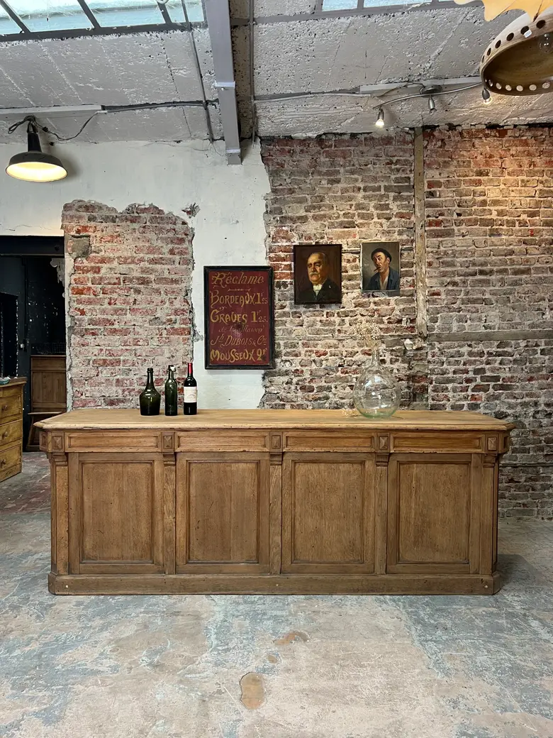 Ancien comptoir de commerce en chêne