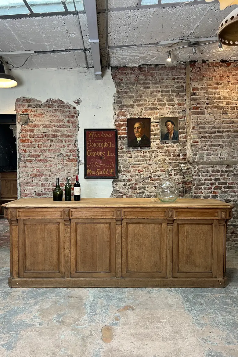 Ancien comptoir de commerce en chêne