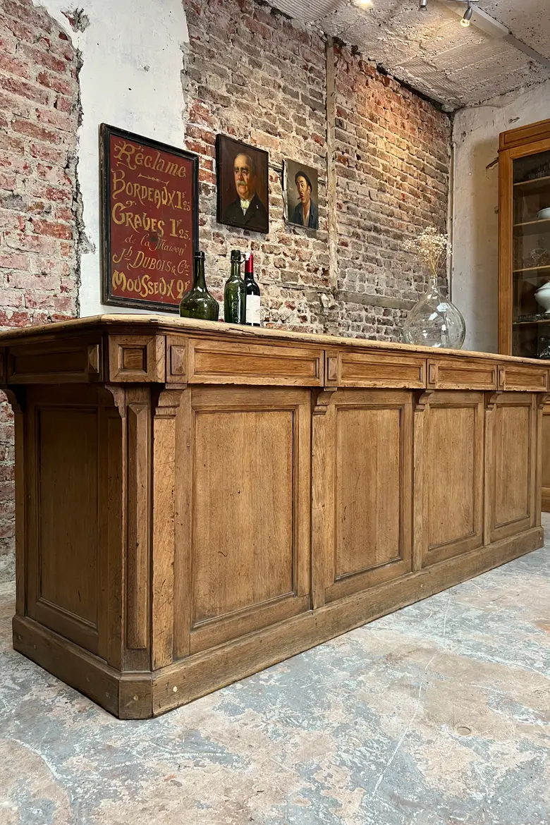 Ancien comptoir de commerce en chêne