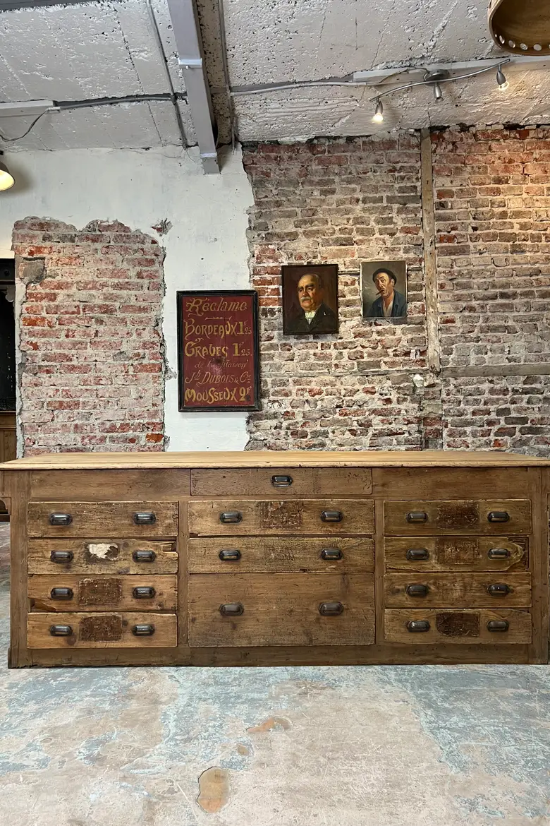 Ancien comptoir de commerce en chêne