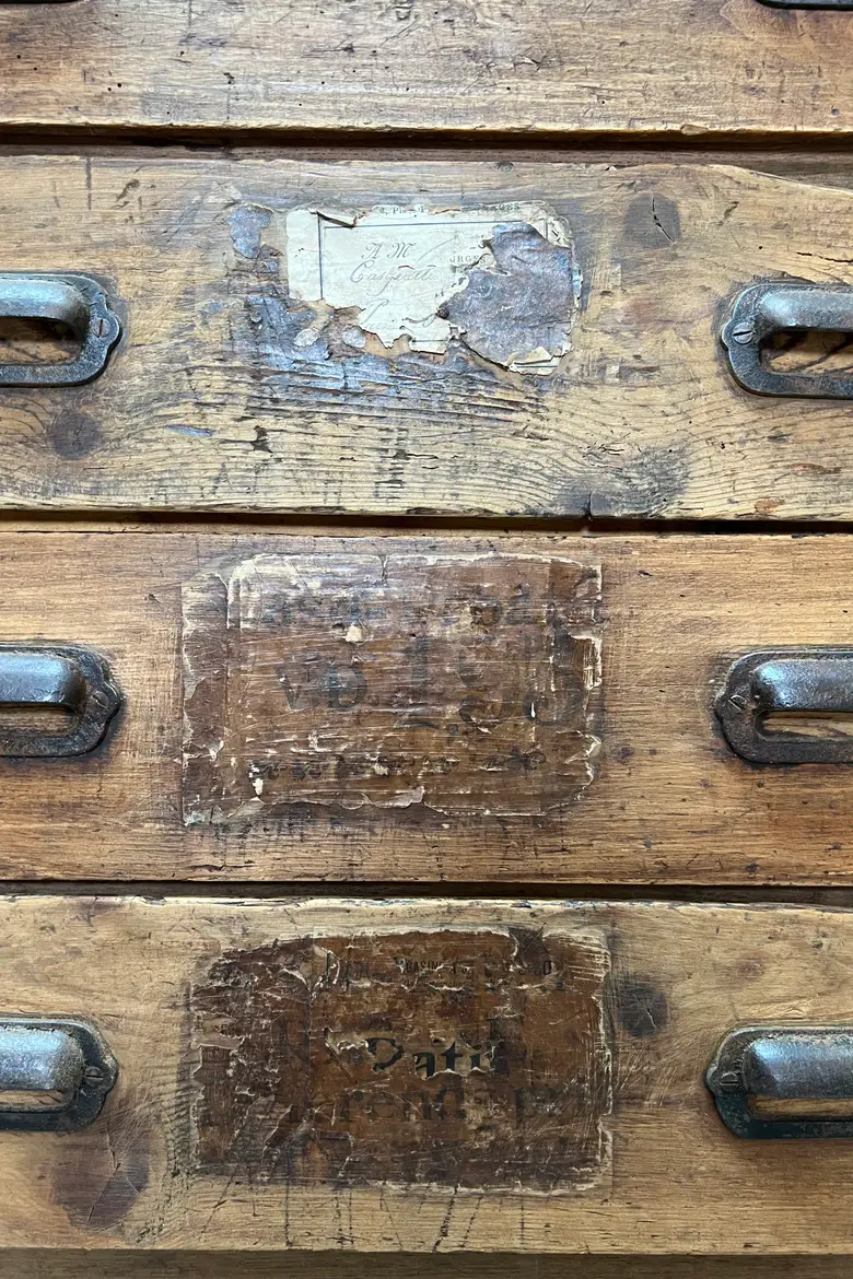 Ancien comptoir de commerce en chêne