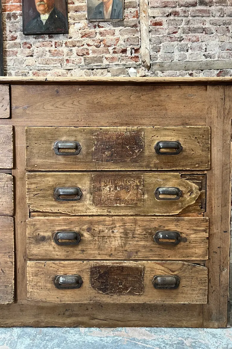 Ancien comptoir de commerce en chêne