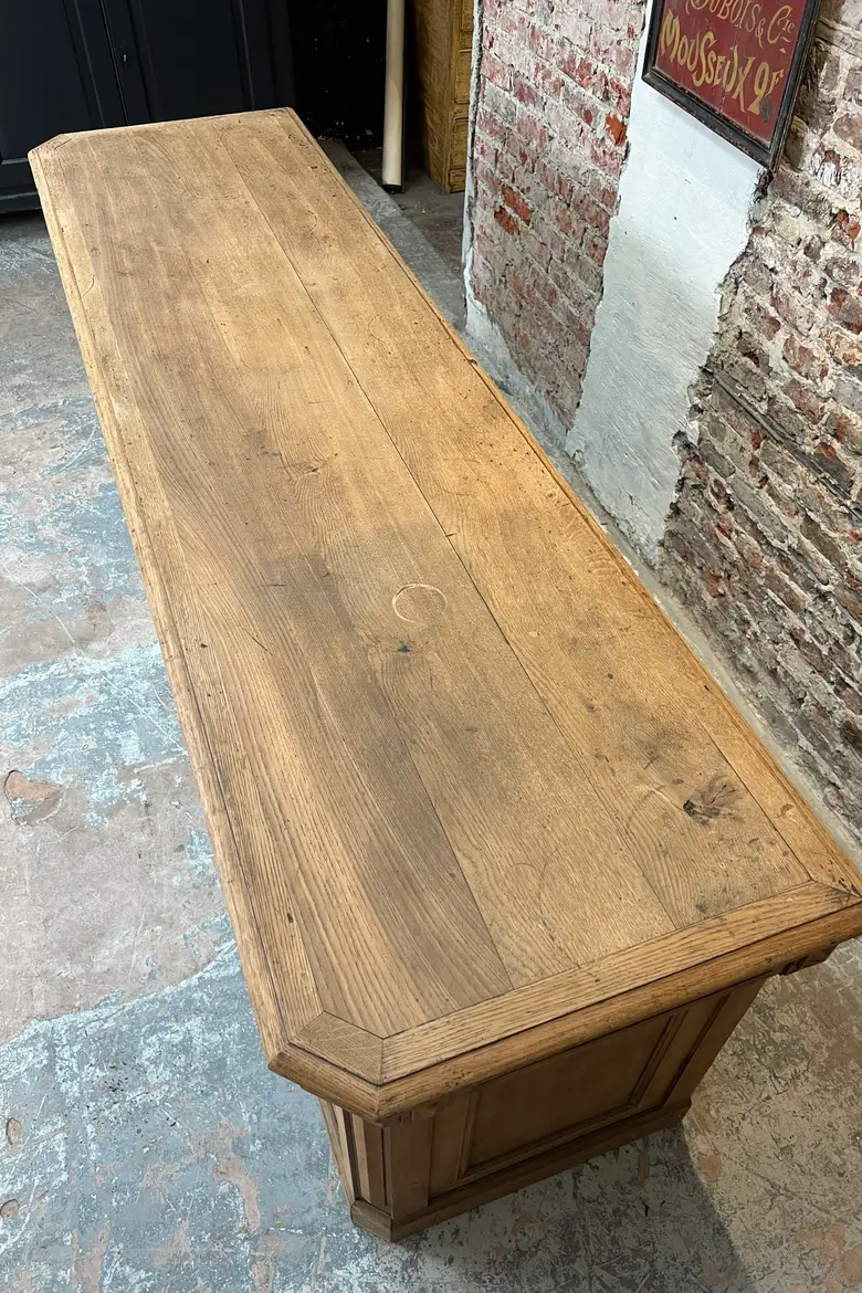 Ancien comptoir de commerce en chêne