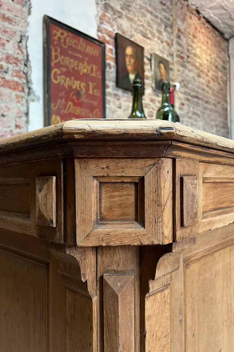 Ancien comptoir de commerce en chêne