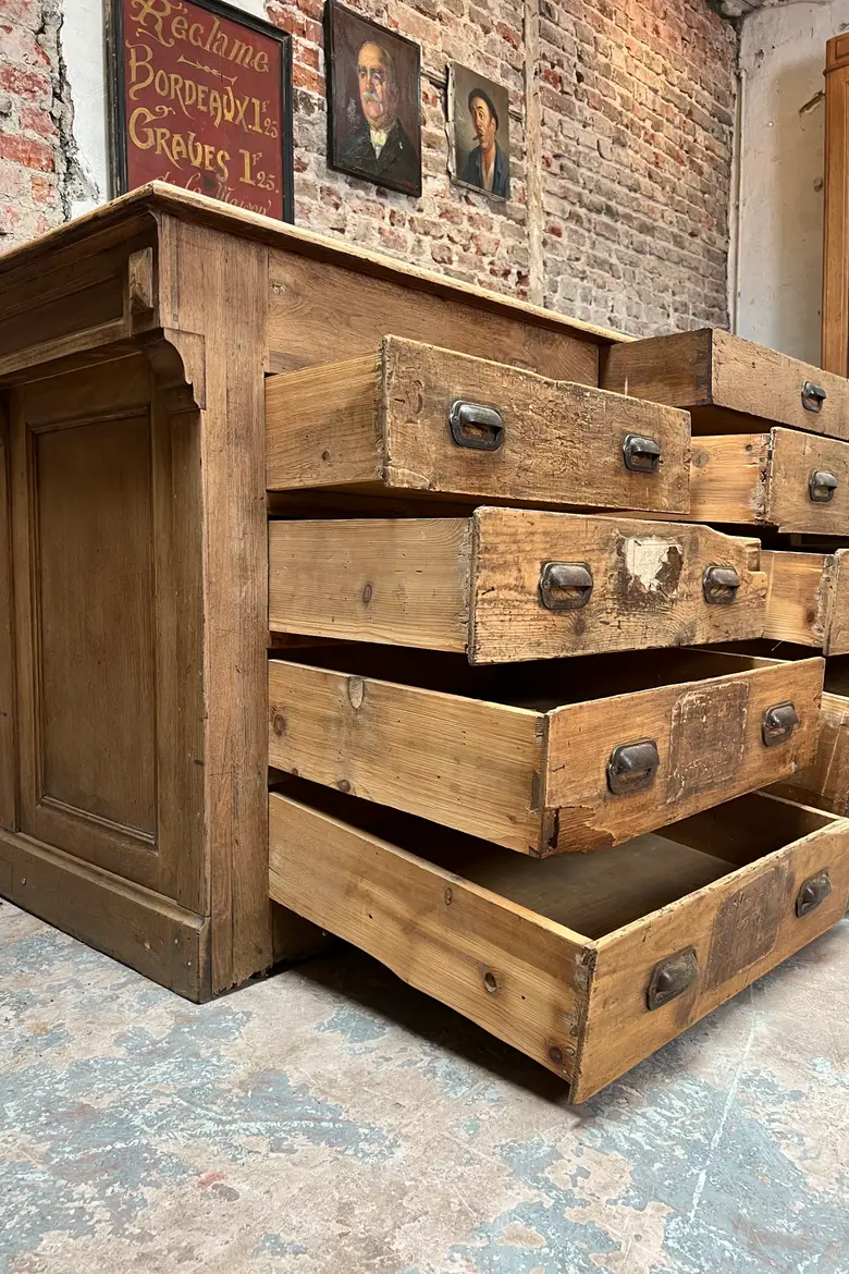 Ancien comptoir de commerce en chêne