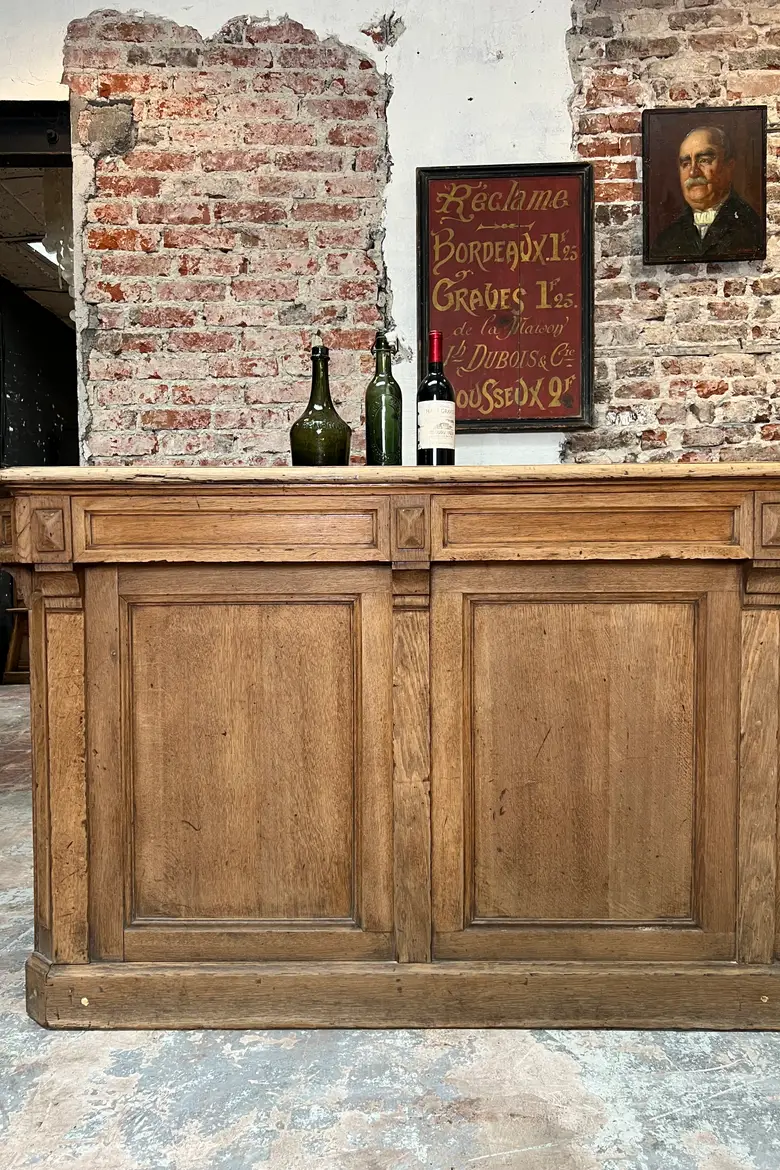 Ancien comptoir de commerce en chêne