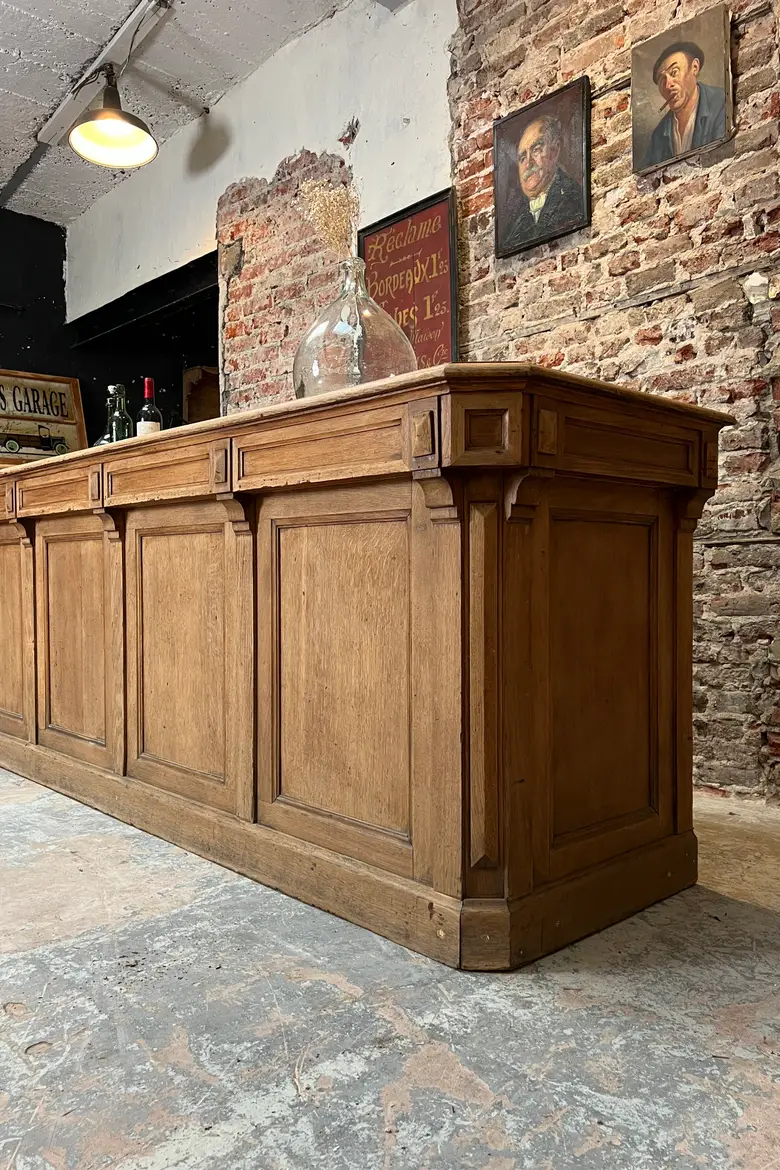 Ancien comptoir de commerce en chêne