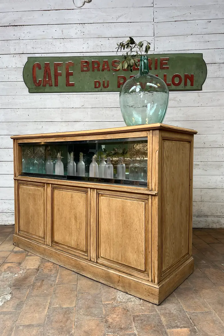 Ancien comptoir de commerce en chêne