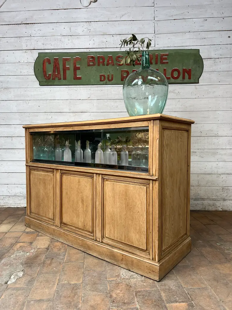 Ancien comptoir de commerce en chêne