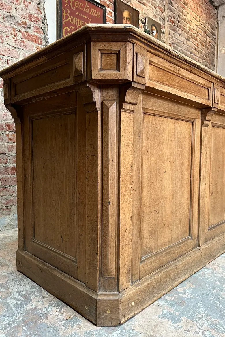 Ancien comptoir de commerce en chêne