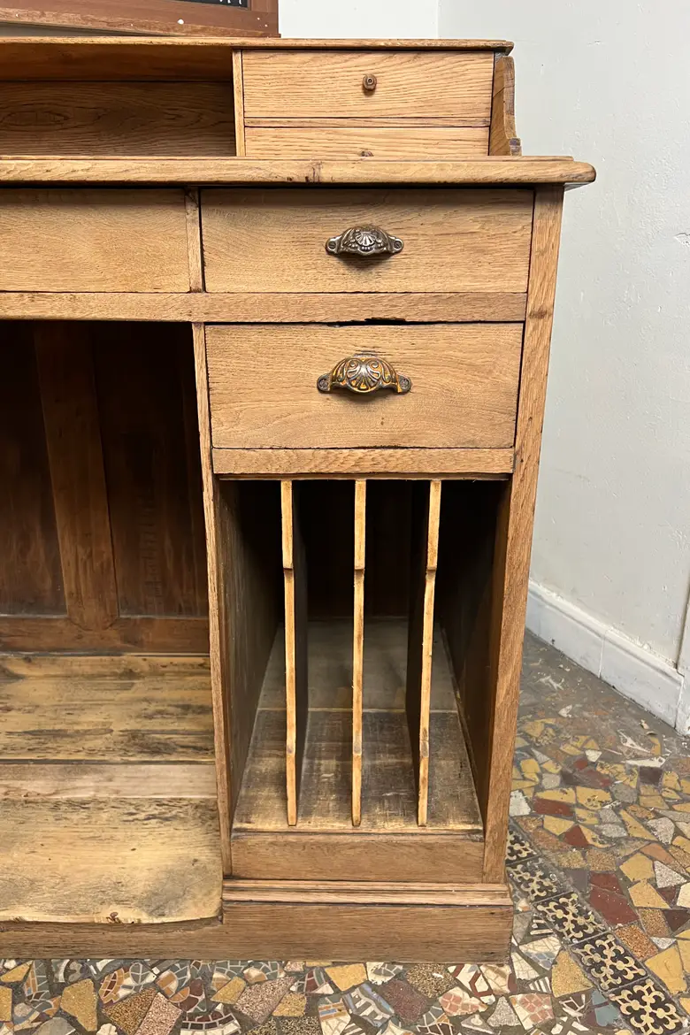 Ancien comptoir de commerce en chêne – début XXe