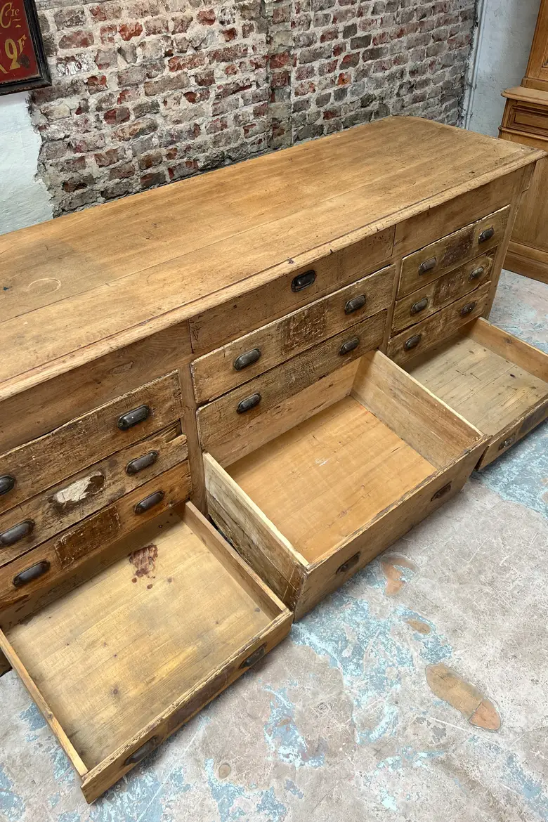 Ancien comptoir de commerce en chêne