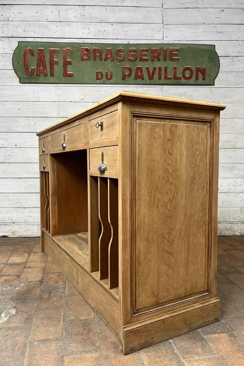 Ancien comptoir de commerce en chêne