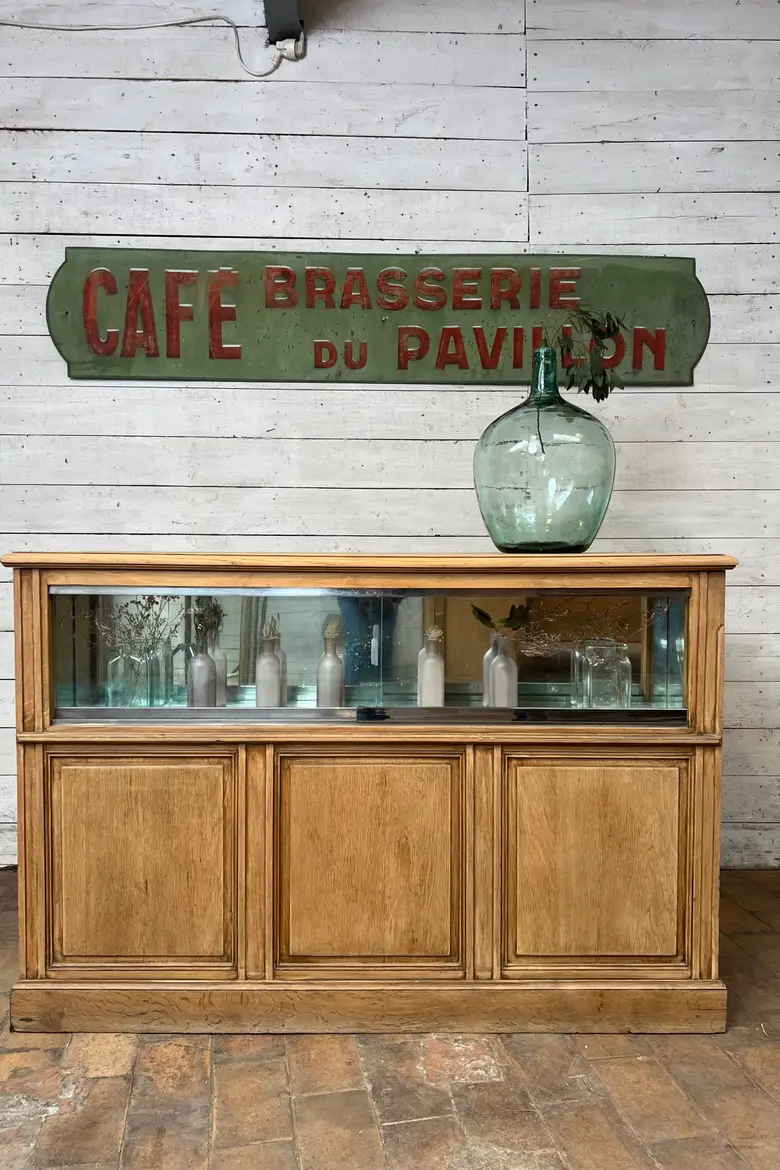Ancien comptoir de commerce en chêne