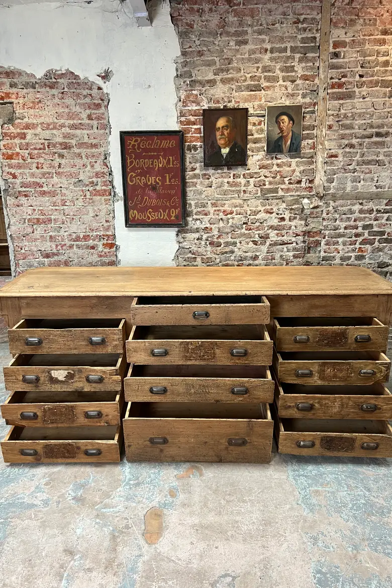 Ancien comptoir de commerce en chêne