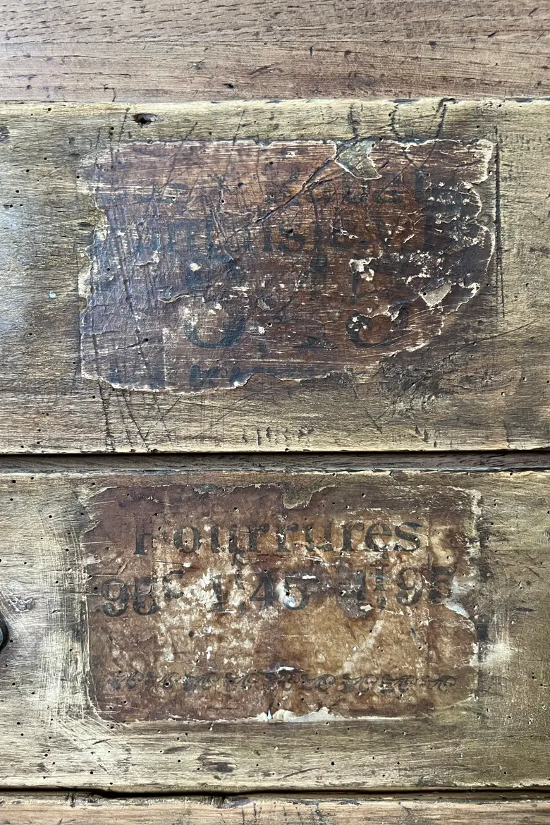 Ancien comptoir de commerce en chêne