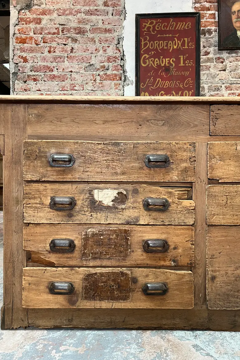 Ancien comptoir de commerce en chêne