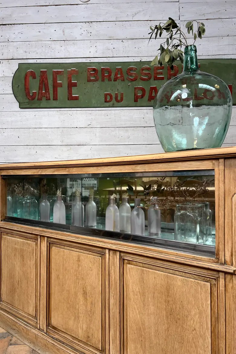 Ancien comptoir de commerce en chêne