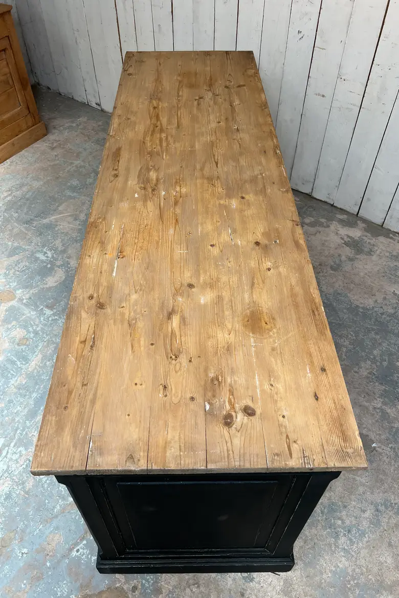 Ancien comptoir de commerce en sapin
