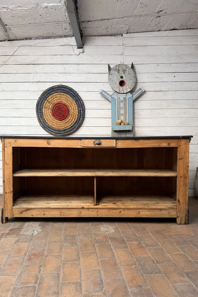 Ancien comptoir de commerce en sapin