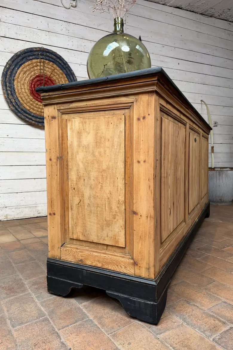 Ancien comptoir de commerce en sapin
