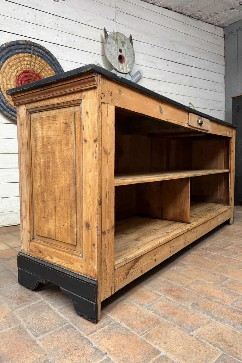 Ancien comptoir de commerce en sapin