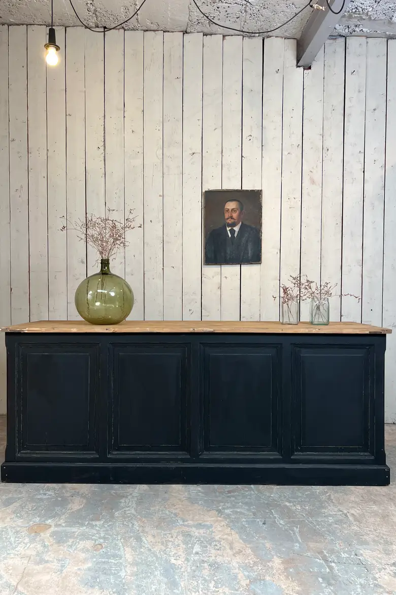 Ancien comptoir de commerce en sapin