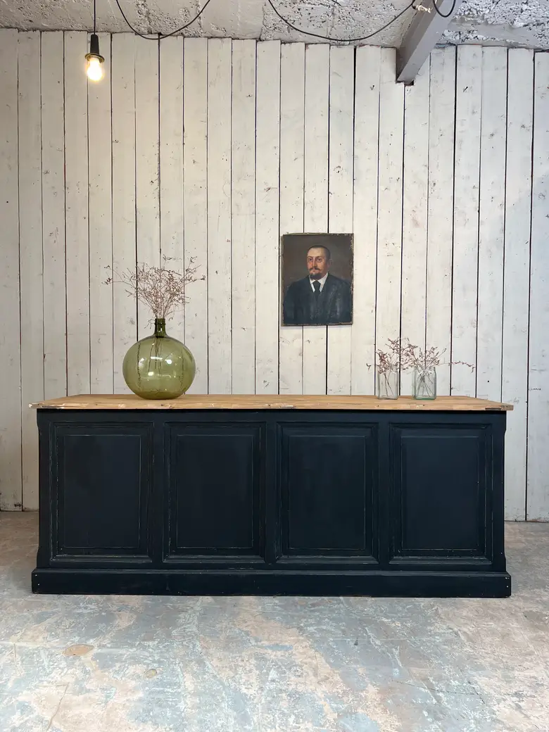 Ancien comptoir de commerce en sapin