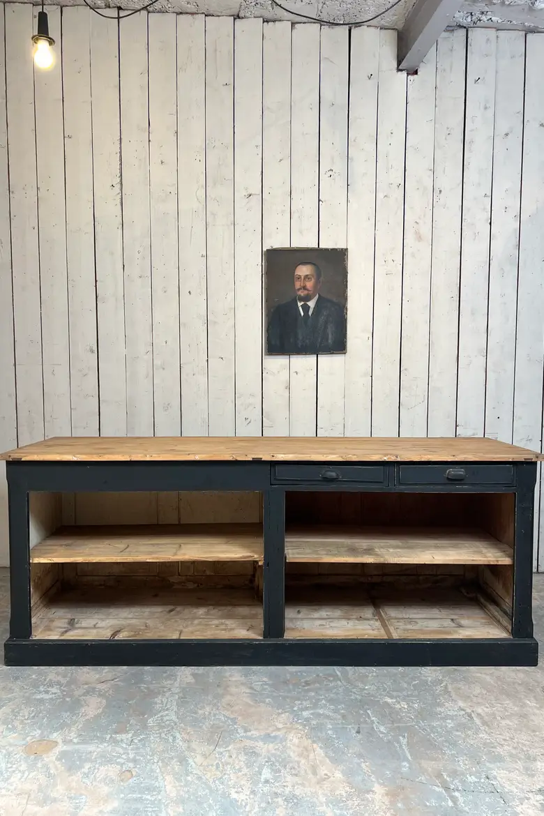 Ancien comptoir de commerce en sapin