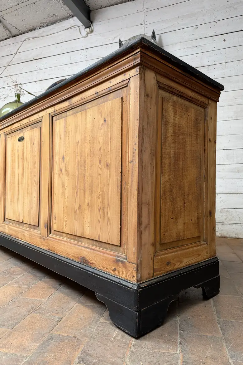 Ancien comptoir de commerce en sapin