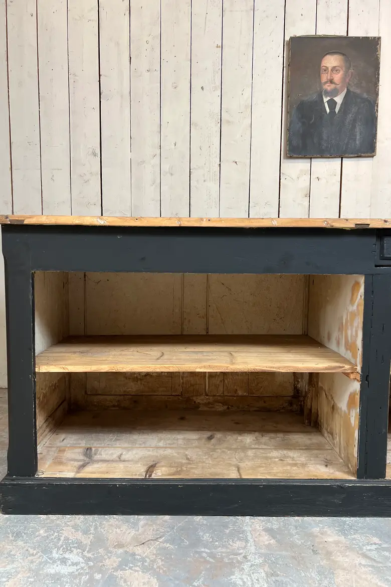 Ancien comptoir de commerce en sapin