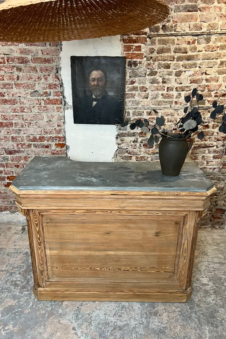 Ancien comptoir de commerce en sapin