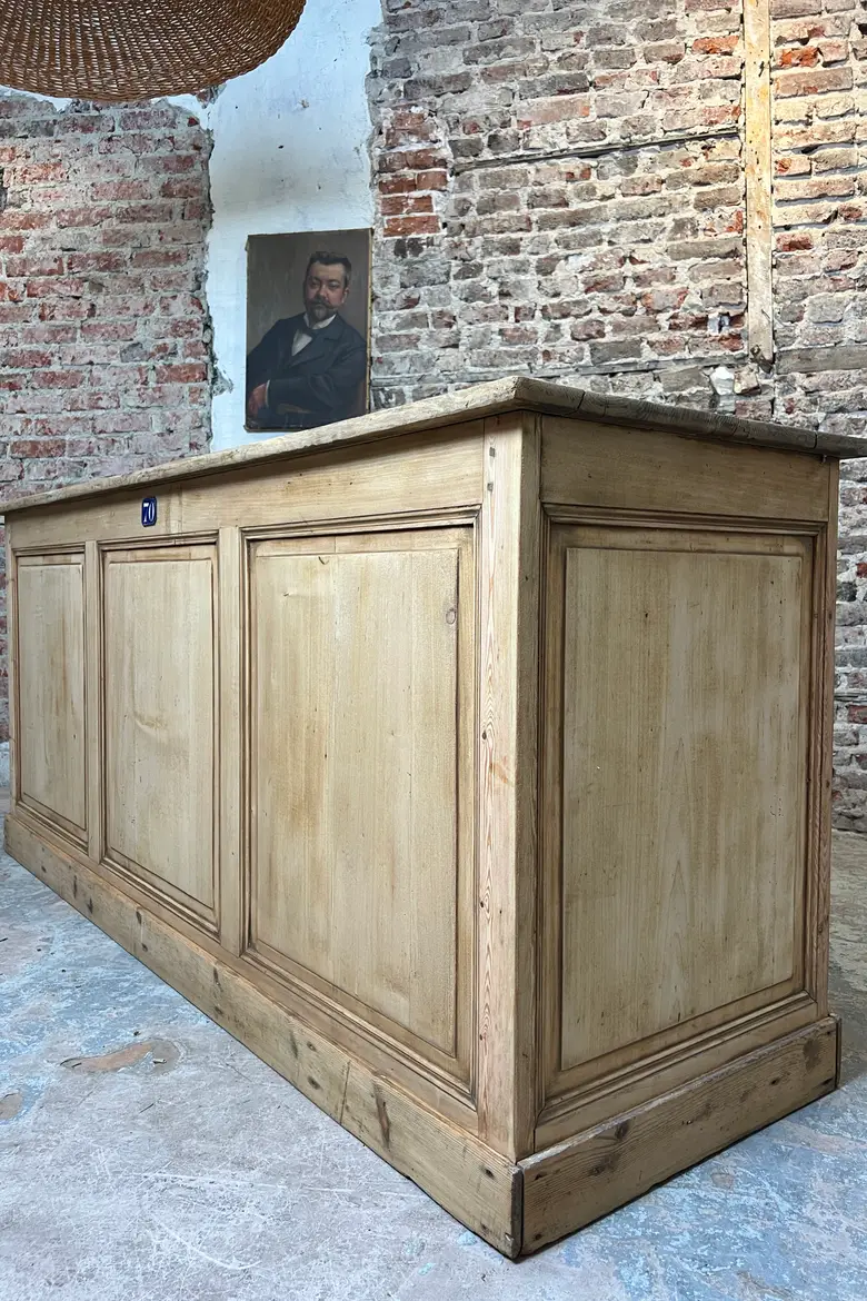 Ancien comptoir de commerce en sapin et chêne