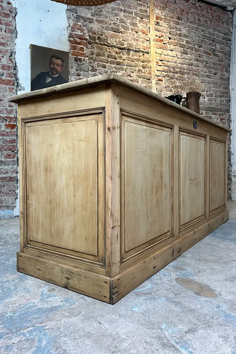 Ancien comptoir de commerce en sapin et chêne