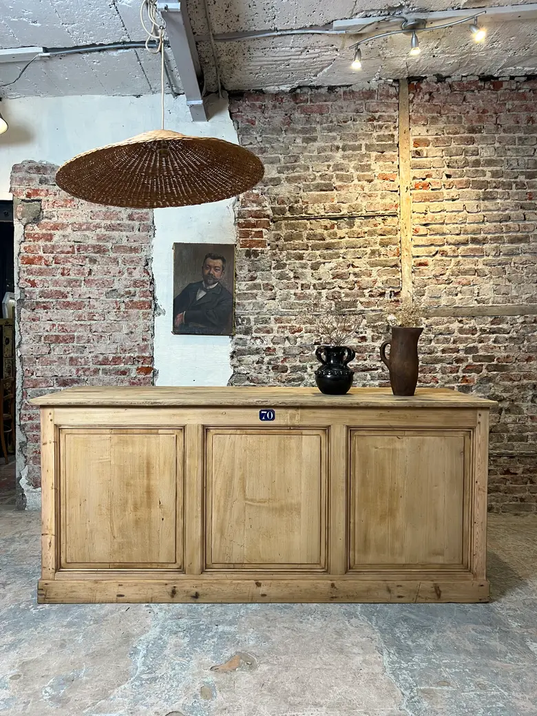 Ancien comptoir de commerce en sapin et chêne