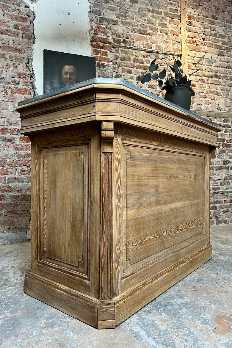 Ancien comptoir de commerce en sapin