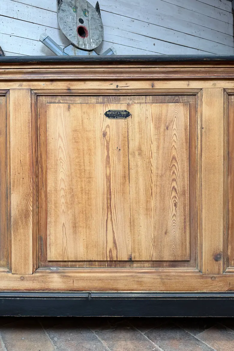Ancien comptoir de commerce en sapin